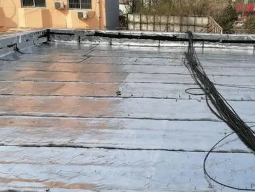 四子王旗卫生间漏水维修公司分享下四子王旗屋面楼顶防水刚性防水层施工要点。